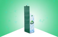 L'esposizione verde del cartone di schiocco per l'acqua pura in bottiglia, sta sull'esposizione del cartone